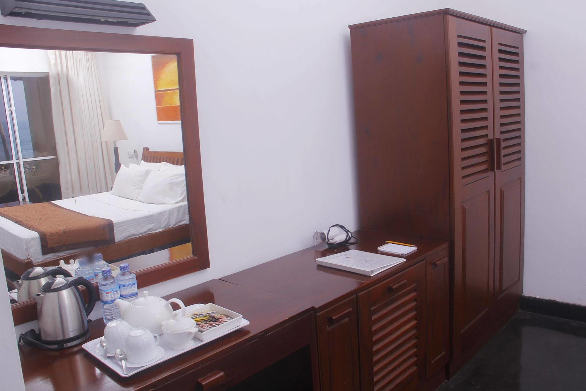 Sanmali Beach Hotel Marawila Exteriör bild